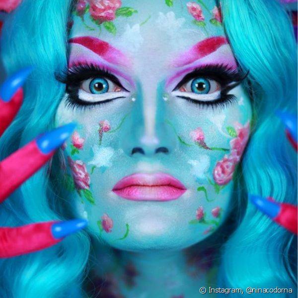 O look contou com pele azul e padr?o florido, olhos dram?ticos e sobrancelhas e boca ombr? rosa (Foto: Instagram @ninacodorna)